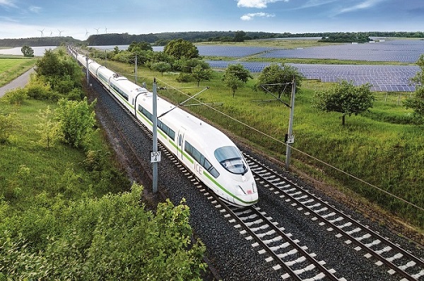 ICE4_vor_Solarfeld-data (Deutsche Bahn)