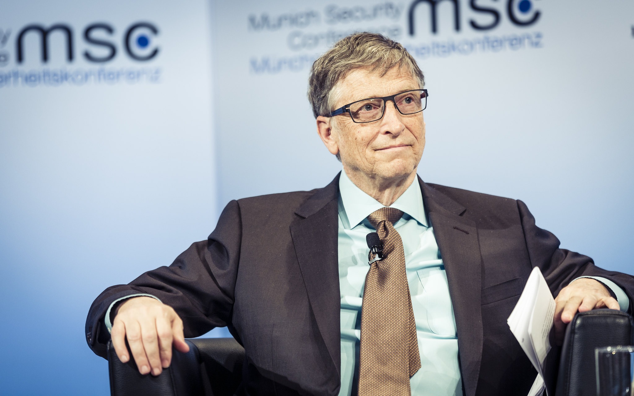 Bill Gates (Greg Rubenstein/https://www.flickr.com/photos/188027733@N06/49790335083/in/photolist-2iRNtXa-66NNXY-48nwzq-4p13Ry-DUGN1-4oZWhf-4oVX16-4oF1Hr-7yKF74-c4rYdb-6p5okR-7yKBZe-2gk4W-9rV9F-4oZVZQ-4oZXSs-4oZWEN-4oZViC-4oVXFH-4oVRHZ-4oVXkM-G8wEL-2dkSuvi-n9nC9k-yPEh7-8vFMRh-6cfcoE-2kPboP-5MM17t-DUf1k-2nqk7-5tL68M-bWuj7o-7WYH1m-3qAFNz-DUGNa-4vU22T-4vacJm-sff3N-abSej4-VuRNjr-6UapKn-4ntTLj-PnB6e-ezzm2V-3c1v1v-NbX3t-J8jccd-7z814x-5Xu8av)
