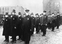 Spanish Flu in US (Von File:165-WW-269B-25-police-l.jpg, Gemeinfrei, https://commons.wikimedia.org/w/index.php?curid=88908241)