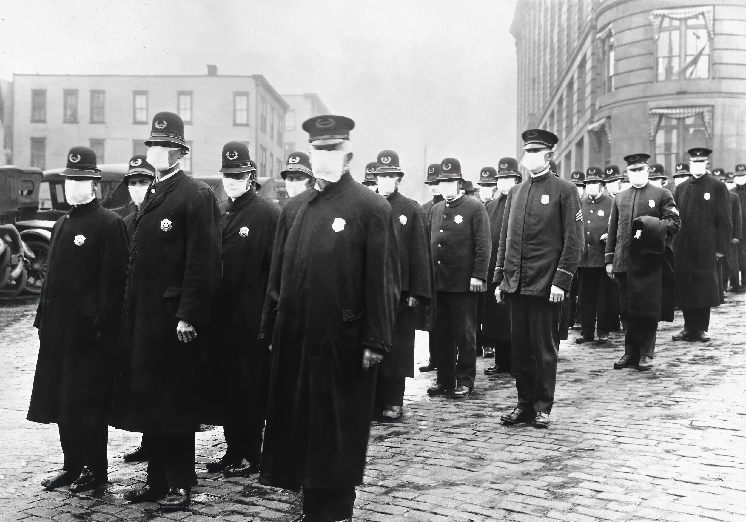 Spanish Flu in US (Von File:165-WW-269B-25-police-l.jpg, Gemeinfrei, https://commons.wikimedia.org/w/index.php?curid=88908241)