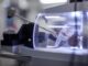 Mithilfe von Massenspektrometrie haben Forschende Biomarker-Profile identifiziert, die den Schweregrad einer COVID-19-Erkrankung beschreiben und zukünftig für die Vorhersage des Krankheitsverlaufs genutzt werden könnten (Foto: Charité/Arne Sattler)