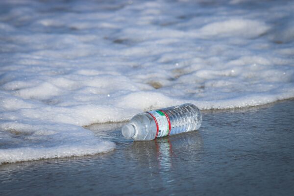 Plastik im Meer (Brian Yurasits on Unsplash)