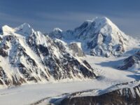 Susitna-Gletscher und Mount Hayes (Alaska) (Andrew Bliss 2014 CC-BY-SA)