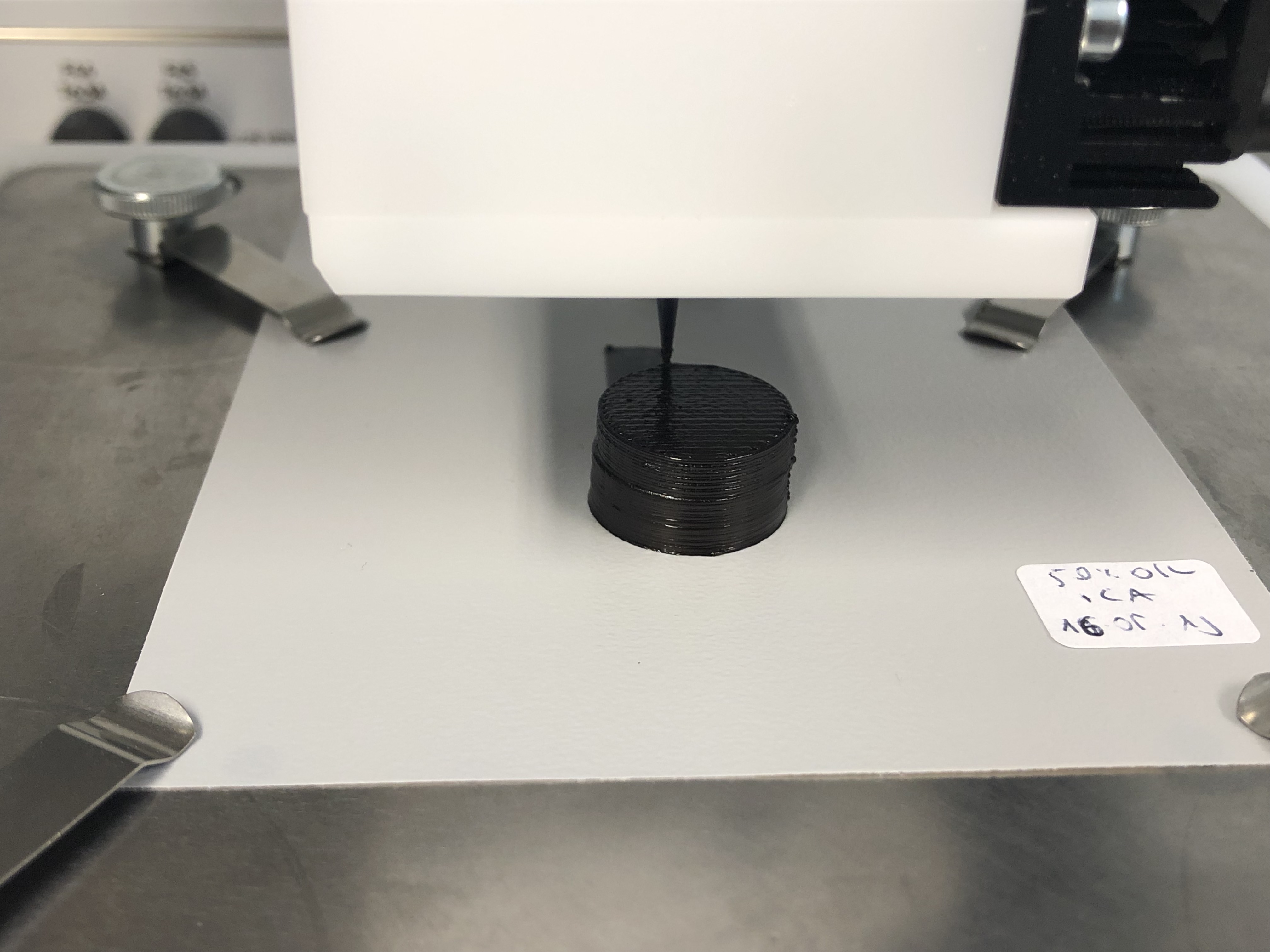 Die Biopaste, die bei diesem Druckvorgang eines Zylinders verwendet wurde, besteht zu je 50 Prozent aus Lignin und Zellulose (Foto: Lisa Ebers)