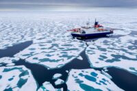 FS Polarstern im Arktischen Ozean (Foto: Alfred-Wegener-Institut / Steffen Graupner, CC-BY 4.0)