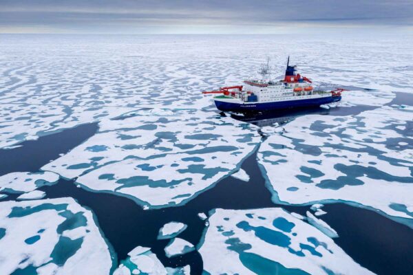 FS Polarstern im Arktischen Ozean (Foto: Alfred-Wegener-Institut / Steffen Graupner, CC-BY 4.0)