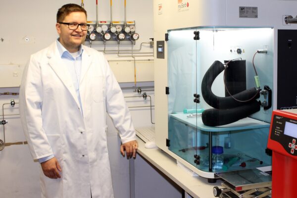 Martin Rieß M.Sc. vor der Messanlage zur dynamischen Gasadsorption in einem Bayreuther Labor für Anorganische Chemie (Foto: Christian Wißler)