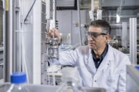 Markus Ammann an einer der Apparaturen, mit deren Hilfe die Feinstaubuntersuchugen durchgeführt wurden (Markus Fischer, Paul Scherrer Institut)