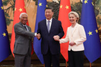 Von links nach rechts: António Costa (Präsident des Europäischen Rates), Xi Jinping (Präsident der Volksrepublik China), Ursula von der Leyen (Präsidentin der Europäischen Kommission), im Juli 2025 in Peking. (Foto: European Union)