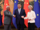 Von links nach rechts: António Costa (Präsident des Europäischen Rates), Xi Jinping (Präsident der Volksrepublik China), Ursula von der Leyen (Präsidentin der Europäischen Kommission), im Juli 2025 in Peking. (Foto: European Union)