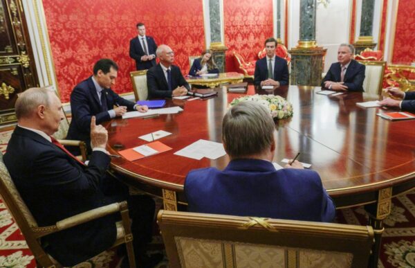 Wladimir Putin (links) und Kirill Dmitrijew (3. von links) bei einem Treffen mit Steve Witkoff (rechts) und Jared Kushner (2. von rechts), am 5. September 2026 in Moskau. (Foto: Gavriil Grigorov / POOL / AFP)