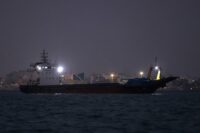 Ein Schiff durchfährt am 5. September 2026 die Straße von Hormus vor der Küste der Hafenstadt Bandar Abbas im Süden Irans. Die USA gaben bekannt, am 5. September drei iranische Öltanker als Reaktion auf versuchte Raketenangriffe auf Marineschiffe angegriffen und zerstört zu haben. Dies war der jüngste Schusswechsel seit dem Wiederaufflammen der Feindseligkeiten zwischen den beiden Konfliktparteien. Die neuen Auseinandersetzungen, die mit US-Angriffen in der vergangenen Woche begannen, ereignen sich in einer festgefahrenen Situation im sechsmonatigen Krieg, in dem Iran die Straße von Hormus weiterhin kontrolliert und Washington seine Gegenblockade iranischer Häfen fortsetzt. (Foto: Atta KENARE / AFP)
