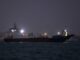 Ein Schiff durchfährt am 5. September 2026 die Straße von Hormus vor der Küste der Hafenstadt Bandar Abbas im Süden Irans. Die USA gaben bekannt, am 5. September drei iranische Öltanker als Reaktion auf versuchte Raketenangriffe auf Marineschiffe angegriffen und zerstört zu haben. Dies war der jüngste Schusswechsel seit dem Wiederaufflammen der Feindseligkeiten zwischen den beiden Konfliktparteien. Die neuen Auseinandersetzungen, die mit US-Angriffen in der vergangenen Woche begannen, ereignen sich in einer festgefahrenen Situation im sechsmonatigen Krieg, in dem Iran die Straße von Hormus weiterhin kontrolliert und Washington seine Gegenblockade iranischer Häfen fortsetzt. (Foto: Atta KENARE / AFP)
