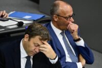 In ihren Händen liegt das Schicksal der 40.000 Commerzbank-Mitarbeiter: Lars Klingbeil und Friedrich Merz am 9. September 2026 im Bundestag. (Foto: John MACDOUGALL / NTB / AFP)