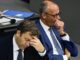 In ihren Händen liegt das Schicksal der 40.000 Commerzbank-Mitarbeiter: Lars Klingbeil und Friedrich Merz am 9. September 2026 im Bundestag. (Foto: John MACDOUGALL / NTB / AFP)
