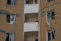Rettungskräfte arbeiten am 9. September 2026 in einem beschädigten Hochhaus in Kiew nach einem Drohnenangriff, der inmitten der russischen Invasion in der Ukraine stattfand. (Foto: Genya SAVILOV / AFP)