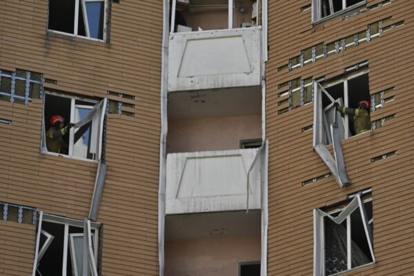 Rettungskräfte arbeiten am 9. September 2026 in einem beschädigten Hochhaus in Kiew nach einem Drohnenangriff, der inmitten der russischen Invasion in der Ukraine stattfand. (Foto: Genya SAVILOV / AFP)