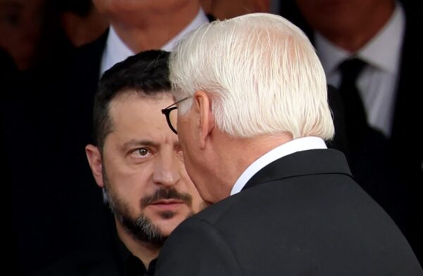 Präsident Selenskyj - hier mit Frank-Walter Steinmeier - hat ein Geldproblem. (Foto: AFP)