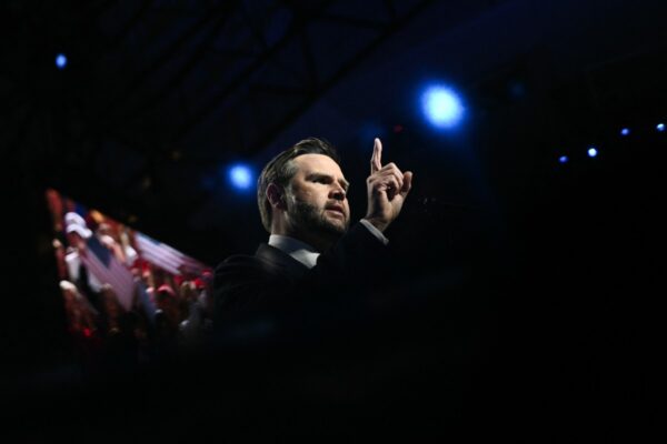 US-Vizepräsident JD Vance spricht am zweiten Tag des Parteitags der Republikaner im American Airlines Center in Dallas, Texas, am 10. September 2026. (Foto: Brendan Smialowski/AFP)