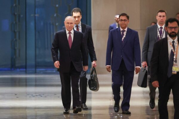 Russlands Präsident Wladimir Putin (links) trifft am Rande des BRICS-Gipfels in Neu-Delhi am 11. September 2026 zu einem Treffen mit dem indischen Premierminister ein. (Foto: Alexander KAZAKOV / POOL / AFP)
