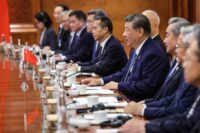 Xi Jinping und Außenminister Wang Yi beim BRICS-Gipfel. (Foto: AFP)