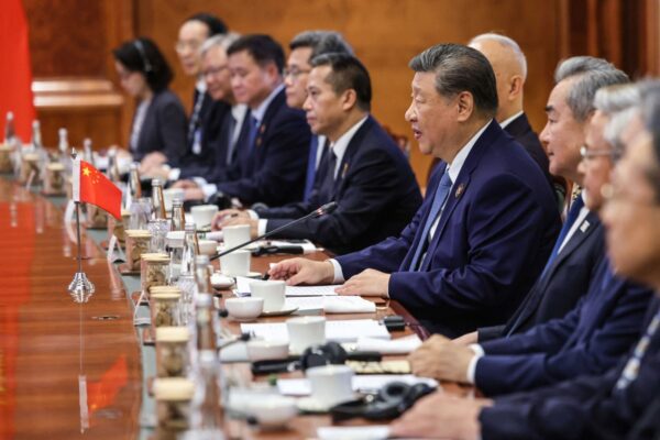 Xi Jinping und Außenminister Wang Yi beim BRICS-Gipfel. (Foto: AFP)