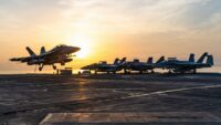 Dieses von der US Navy veröffentlichte Foto zeigt eine F/A-18 Super Hornet des Jagdbombergeschwaders (VFA) 102 bei der Landung auf dem Flugzeugträger USS George Washington (CVN 73) der Nimitz-Klasse am 13. September 2026. (Foto: Navy Office of Information / AFP)