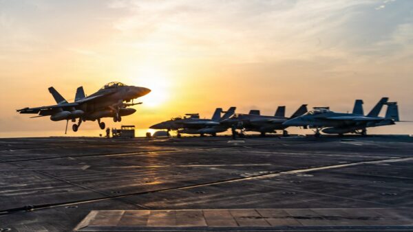 Dieses von der US Navy veröffentlichte Foto zeigt eine F/A-18 Super Hornet des Jagdbombergeschwaders (VFA) 102 bei der Landung auf dem Flugzeugträger USS George Washington (CVN 73) der Nimitz-Klasse am 13. September 2026. (Foto: Navy Office of Information / AFP)