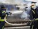 Dieses vom ukrainischen Katastrophenschutzdienst am 13. September 2026 veröffentlichte Foto zeigt Feuerwehrleute, die einen durch einen Drohnenangriff nahe der polnischen Grenze beschädigten Zugwaggon mit Wasser besprühen. (Foto: Ukrainischer Katastrophenschutzdienst / AFP)