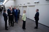 Die EU-Außenbeauftragte Kaja Kallas (Mitte) und der finnische Ministerpräsident Petteri Orpo, im Wissenschaftszentrum Arktikum in Rovaniemi, Finnland, am 14. September 2026. (Foto: Jouni Porsanger / Lehtikuva / AFP)