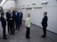 Die EU-Außenbeauftragte Kaja Kallas (Mitte) und der finnische Ministerpräsident Petteri Orpo, im Wissenschaftszentrum Arktikum in Rovaniemi, Finnland, am 14. September 2026. (Foto: Jouni Porsanger / Lehtikuva / AFP)