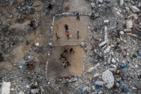 Palästinensische Kinder spielen am 15. September 2026 in Gaza-Stadt auf einem provisorischen, aus Schutt errichteten Volleyballfeld. (Foto: Omar AL-QATTAA / AFP)
