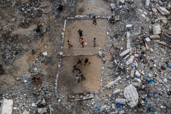 Palästinensische Kinder spielen am 15. September 2026 in Gaza-Stadt auf einem provisorischen, aus Schutt errichteten Volleyballfeld. (Foto: Omar AL-QATTAA / AFP)
