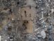 Palästinensische Kinder spielen am 15. September 2026 in Gaza-Stadt auf einem provisorischen, aus Schutt errichteten Volleyballfeld. (Foto: Omar AL-QATTAA / AFP)