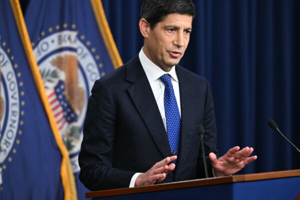 Der Vorsitzende der US-Notenbank, Kevin Warsh, spricht am 16. September 2026 während einer Pressekonferenz im William McChesney Martin Jr. Federal Reserve Board Building in Washington, D.C. (Foto: SAUL LOEB / AFP)
