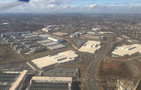 Rechenzentren bei Ashburn im US-Bundesstaat Virginia. Die Region zählt zu den größten Standorten für digitale Infrastruktur weltweit. Foto: Theodore Christopher / CC0