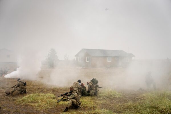 Noch vor wenigen Tagen nahmen Soldaten vieler Nationen in Narsarsuaq, Grönland, an der NATO-Militärübung Arctic Shield 2026 teil. (Foto: Mads Claus Rasmussen / Ritzau Scanpix / AFP)