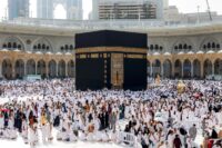 Am 16. September 2026 versammelten sich Gläubige und Pilger um die Kaaba, das heiligste Heiligtum des Islam, im Komplex der Großen Moschee in Mekka, Saudi-Arabien. (Foto: AFP)