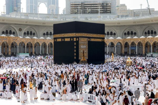 Am 16. September 2026 versammelten sich Gläubige und Pilger um die Kaaba, das heiligste Heiligtum des Islam, im Komplex der Großen Moschee in Mekka, Saudi-Arabien. (Foto: AFP)