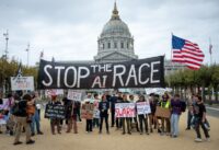 Protestierende demonstrierten am 17. September 2026 vor dem Rathaus von San Francisco, Kalifornien, unter dem Motto „Stoppt das KI-Rennen“ und forderten eine Verlangsamung der Entwicklung fortschrittlicher KI-Systeme. Die weltweit größten KI-Unternehmen arbeiten an der Schaffung einer Standardisierungsorganisation, wie OpenAI, der Entwickler von ChatGPT, am 15. September mitteilte. Hintergrund sind wachsende Befürchtungen hinsichtlich der Gefahren von KI und der zunehmende Druck, eine sicherere Version der Technologie zu entwickeln. US-Präsident Donald Trump bezeichnete Warnungen vor den Risiken von KI als „Schwindel“. (Foto: Karl Mondon / AFP)