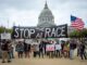 Protestierende demonstrierten am 17. September 2026 vor dem Rathaus von San Francisco, Kalifornien, unter dem Motto „Stoppt das KI-Rennen“ und forderten eine Verlangsamung der Entwicklung fortschrittlicher KI-Systeme. Die weltweit größten KI-Unternehmen arbeiten an der Schaffung einer Standardisierungsorganisation, wie OpenAI, der Entwickler von ChatGPT, am 15. September mitteilte. Hintergrund sind wachsende Befürchtungen hinsichtlich der Gefahren von KI und der zunehmende Druck, eine sicherere Version der Technologie zu entwickeln. US-Präsident Donald Trump bezeichnete Warnungen vor den Risiken von KI als „Schwindel“. (Foto: Karl Mondon / AFP)