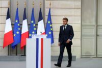 Frankreichs Präsident Emmanuel Macron trifft am 18. September 2026 im Élysée-Palast in Paris ein, um nach einem Treffen mit Kandidaten für die Präsidentschaftswahlen 2027 und Parteivorsitzenden zu einer Pressekonferenz über die geopolitische Lage und ihre Folgen zu sprechen. Macron forderte die Ausarbeitung eines „Plans zum Schutz unserer kritischen Infrastruktur“ angesichts „russischer hybrider Angriffe“. (Foto: Thomas SAMSON / POOL / AFP)