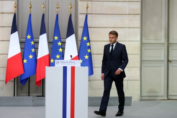 Frankreichs Präsident Emmanuel Macron trifft am 18. September 2026 im Élysée-Palast in Paris ein, um nach einem Treffen mit Kandidaten für die Präsidentschaftswahlen 2027 und Parteivorsitzenden zu einer Pressekonferenz über die geopolitische Lage und ihre Folgen zu sprechen. Macron forderte die Ausarbeitung eines „Plans zum Schutz unserer kritischen Infrastruktur“ angesichts „russischer hybrider Angriffe“. (Foto: Thomas SAMSON / POOL / AFP)