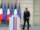 Frankreichs Präsident Emmanuel Macron trifft am 18. September 2026 im Élysée-Palast in Paris ein, um nach einem Treffen mit Kandidaten für die Präsidentschaftswahlen 2027 und Parteivorsitzenden zu einer Pressekonferenz über die geopolitische Lage und ihre Folgen zu sprechen. Macron forderte die Ausarbeitung eines „Plans zum Schutz unserer kritischen Infrastruktur“ angesichts „russischer hybrider Angriffe“. (Foto: Thomas SAMSON / POOL / AFP)