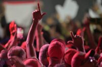 Anhänger des brasilianischen Präsidenten und Präsidentschaftskandidaten Luiz Inácio Lula da Silva formen mit ihren Händen ein „L“ für L de Lula während einer Wahlkampfveranstaltung in Guarulhos, im Großraum São Paulo, Brasilien, am 18. September 2026. (Foto: NELSON ALMEIDA / AFP)