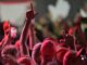 Anhänger des brasilianischen Präsidenten und Präsidentschaftskandidaten Luiz Inácio Lula da Silva formen mit ihren Händen ein „L“ für L de Lula während einer Wahlkampfveranstaltung in Guarulhos, im Großraum São Paulo, Brasilien, am 18. September 2026. (Foto: NELSON ALMEIDA / AFP)