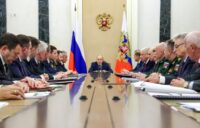Der russische Präsident Wladimir Putin leitet am 18. September 2026 eine Sitzung der militärisch-industriellen Kommission in Moskau. (Foto: Vyacheslav PROKOFYEV / POOL / AFP)