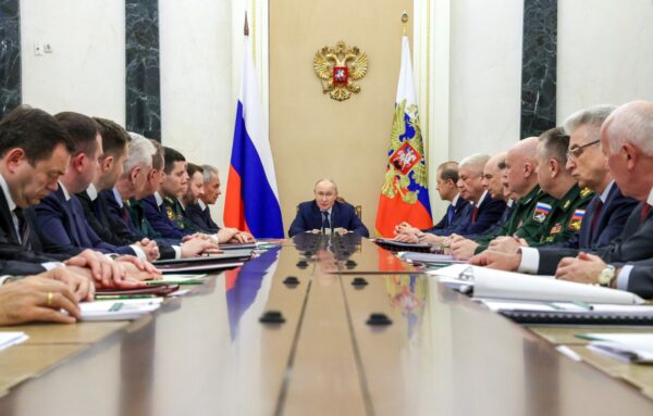 Der russische Präsident Wladimir Putin leitet am 18. September 2026 eine Sitzung der militärisch-industriellen Kommission in Moskau. (Foto: Vyacheslav PROKOFYEV / POOL / AFP)