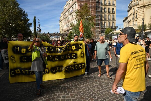 Eine Gruppe von Demonstranten nimmt an einer Kundgebung der Gelbwestenbewegung („Gilets Jaunes“) teil, um gegen die steigenden Lebenshaltungskosten zu protestieren. Die Veranstaltung fand am 19. September 2026 in Marseille, Südfrankreich, statt. (Foto: Miguel MEDINA / AFP)