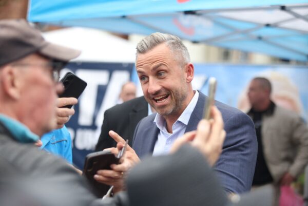 Der AfD-Spitzenkandidat Ulrich Siegmund bei der Landtagswahl in Sachsen-Anhalt nimmt am 19. September 2026 an einer Wahlkampfveranstaltung in Schwerin teil. (Foto: Danny Gohlke / AFP)